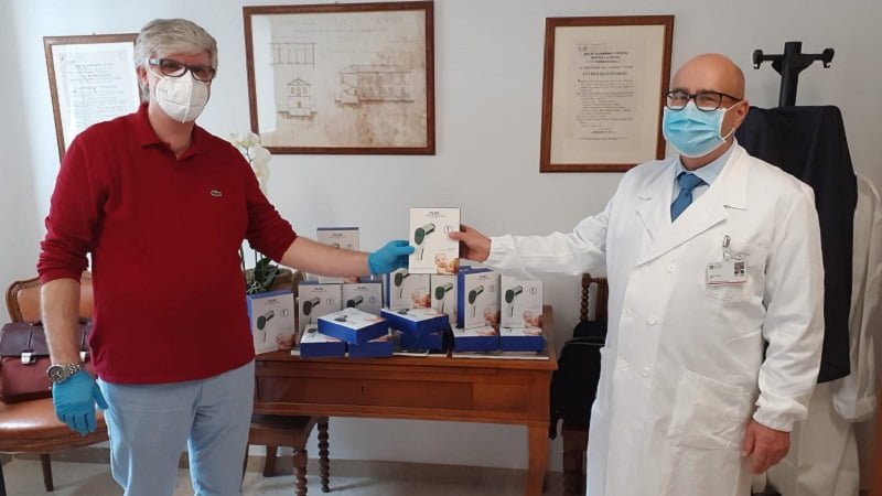 Donazione 25 termometri infrarosso dal sig Cagnin al dr. Dalla Barba