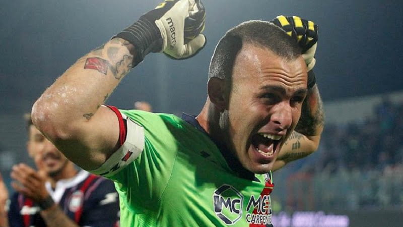 Cordignano Il Crotone Torna In Serie A Un Altra Stagione Super Per Il Capitano Degli Squali Alex Cordaz