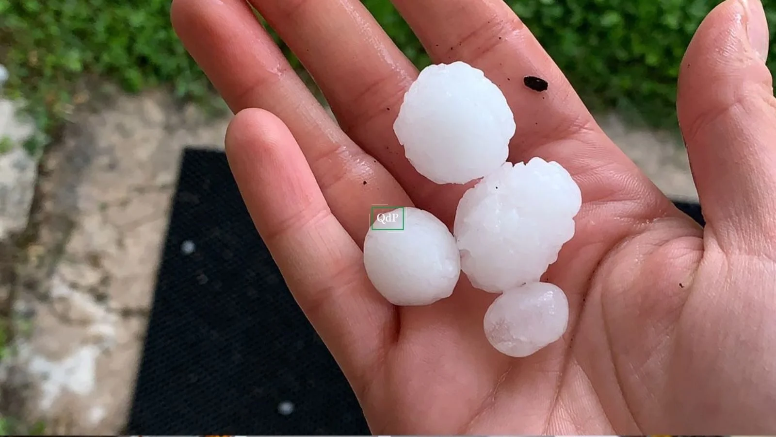 Asolo grandine per quasi mezz ora tra il centro e Casella strade