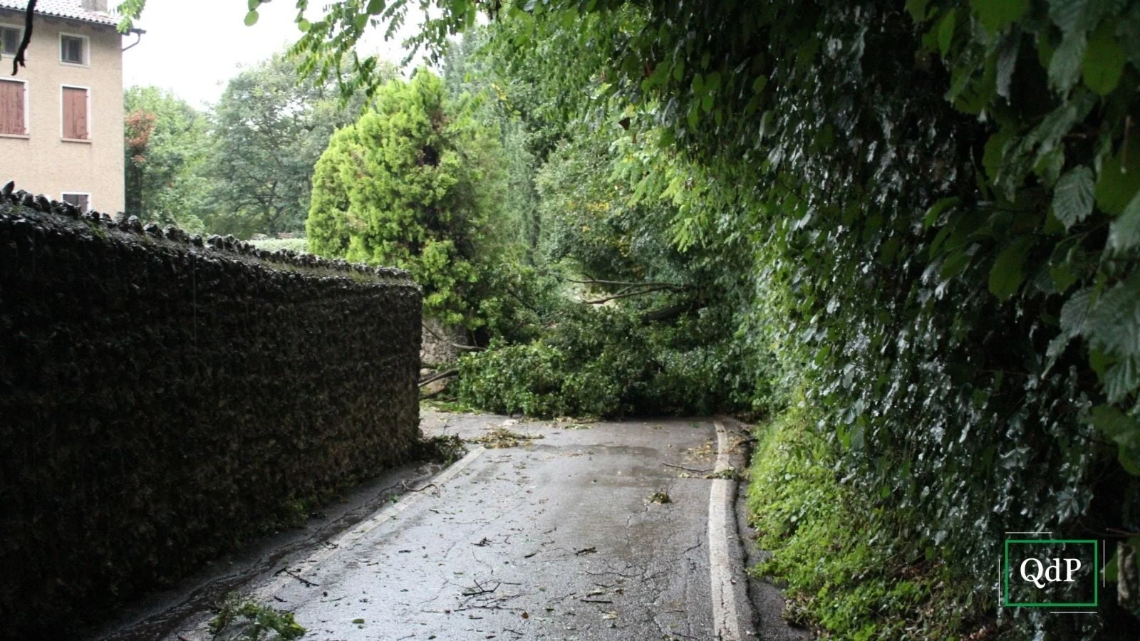 Maltempo nell Alta Marca a Villa d Asolo la tempesta scoperchia