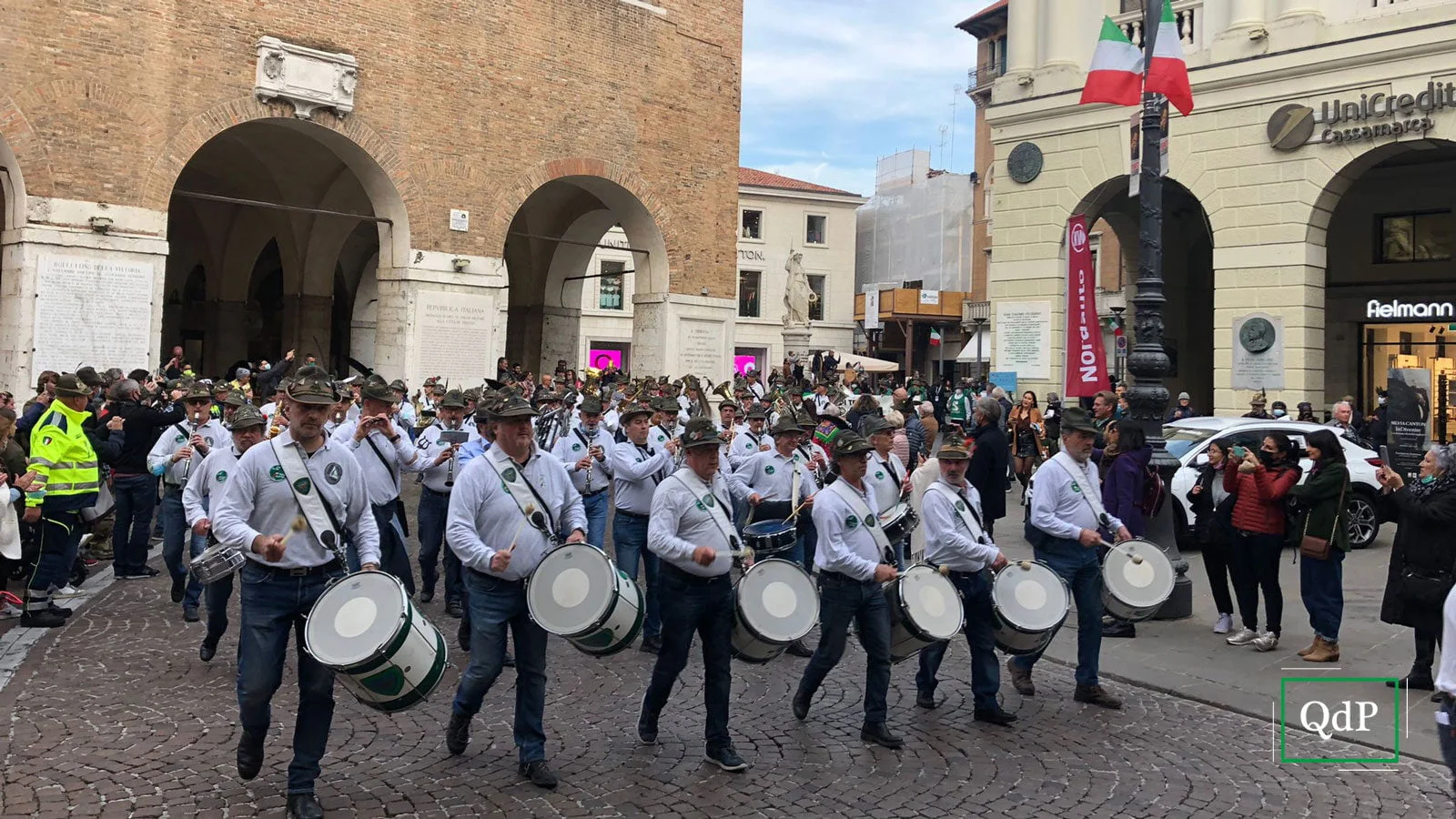 Bagno di folla per i 100 anni degli alpini, marcia in centro a Treviso di  staffettisti e fanfara. Il sindaco: “Grazie penne nere, ci siete sempre”