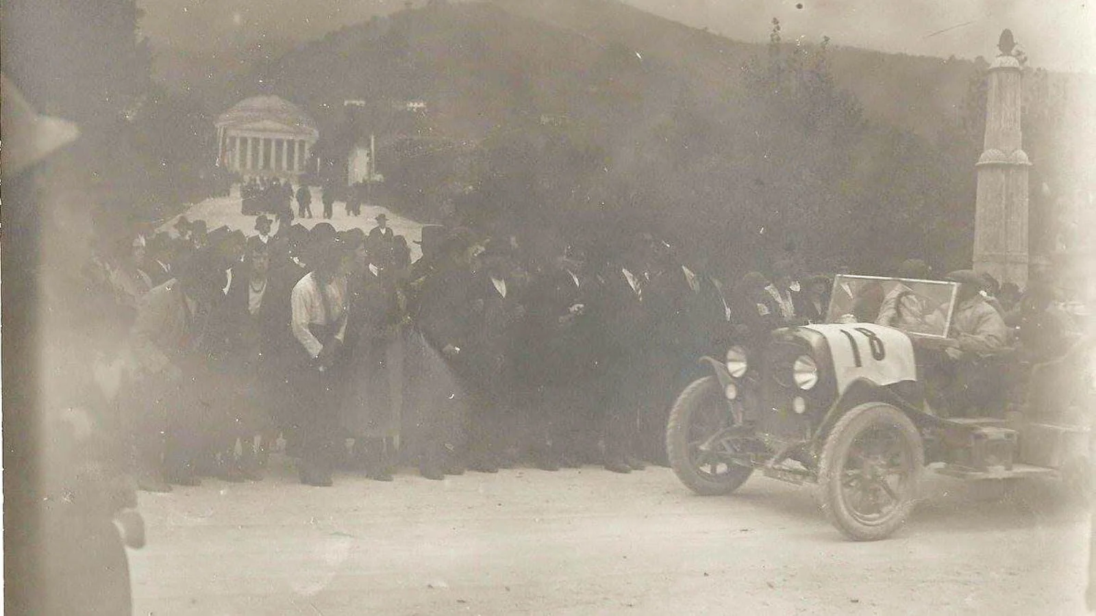 una vettura che sfreccia di fronte al tempio del Canova durante la "Corsa del Tempio" nel 1922