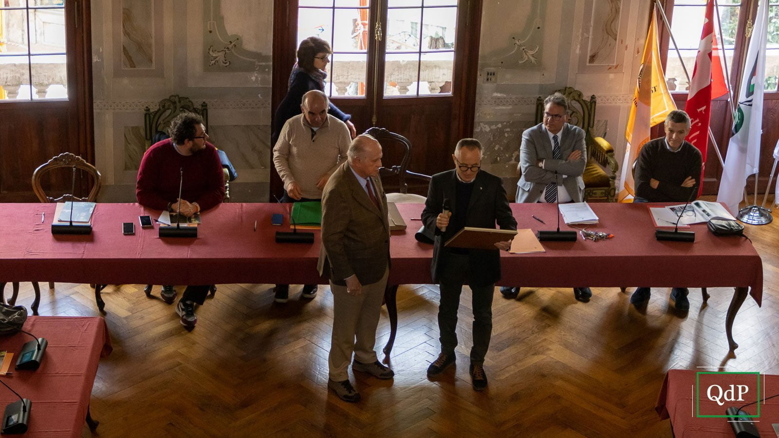 Il sindaco Migliorini consegna una targa di ringraziamento al cavalier Coin