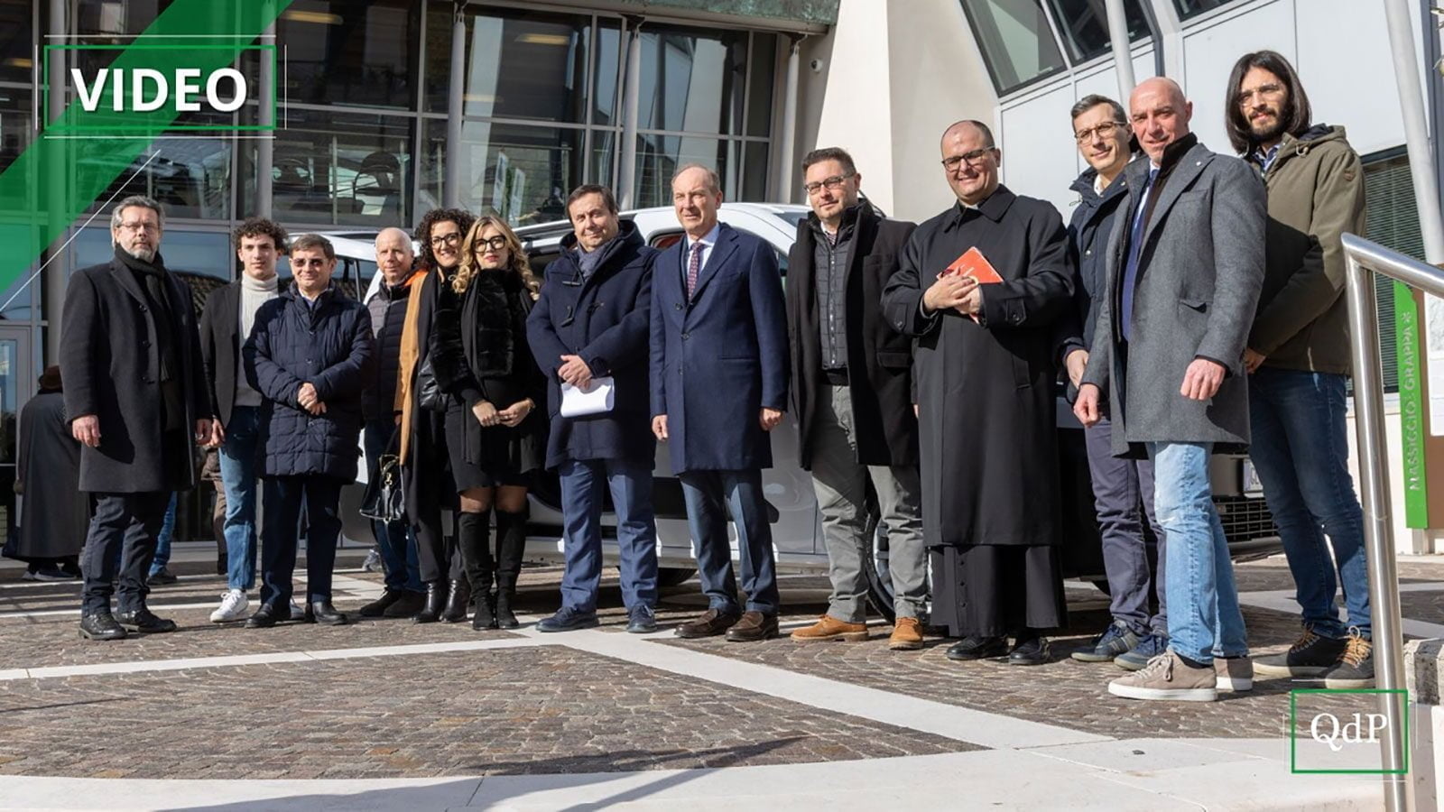 Cerimonia di consegna di un furgone per il trasporto di persone con disabilità