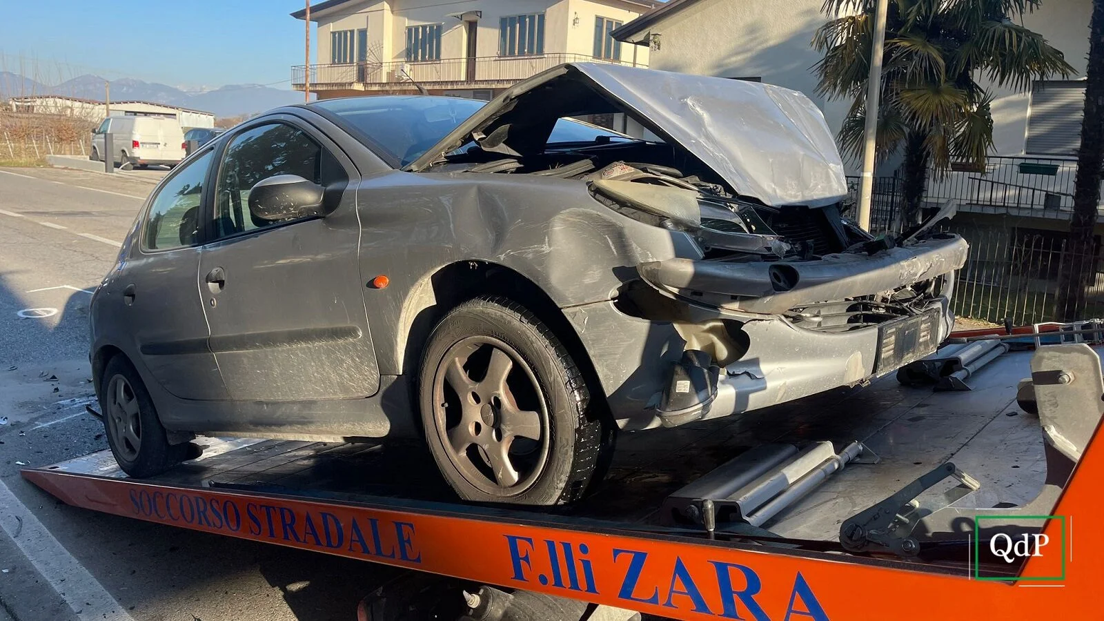 La Peugeot del conducente danneggiata nell'incidente
