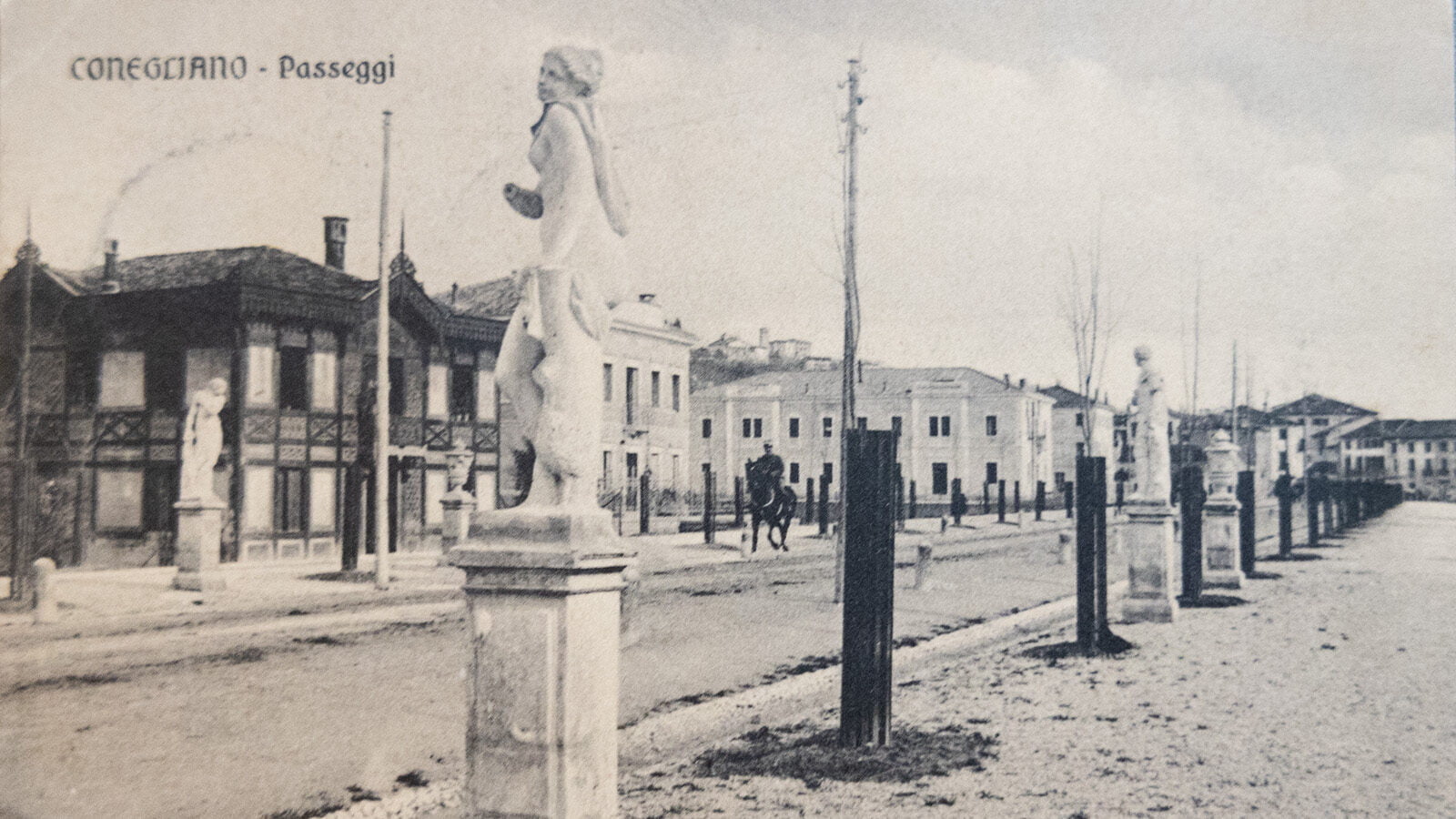 Le statue lungo il Viale dei Passeggi in una foto del 1912 - Augusto Gallonetto