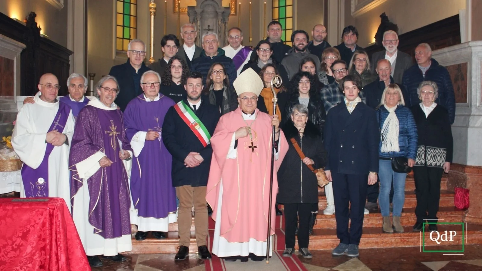 Il vescovo Corrado Pizziolo, il sindaco Massimo Magagnin con il Gruppo Corale e i sacerdoti