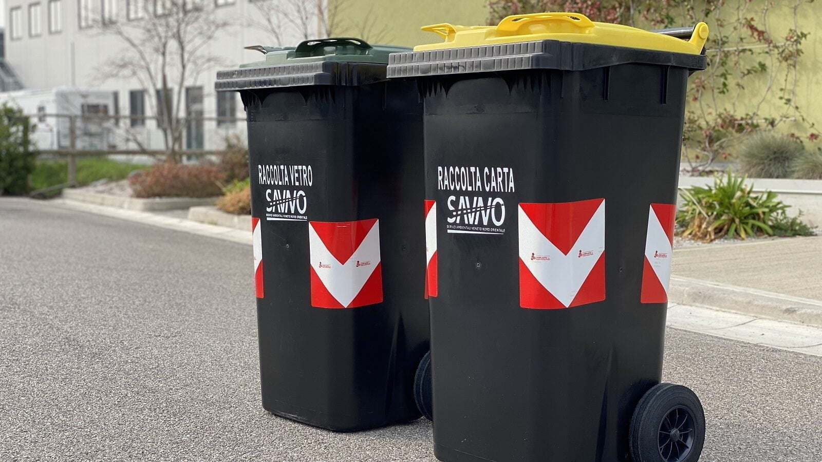 Savno, nuovo aspetto per i bidoni della carta e del vetro: coperchio giallo  o verde, il resto di colore scuro