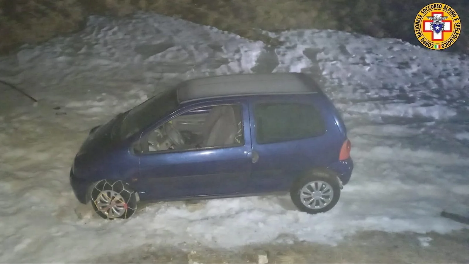 L'auto bloccata nella neve
