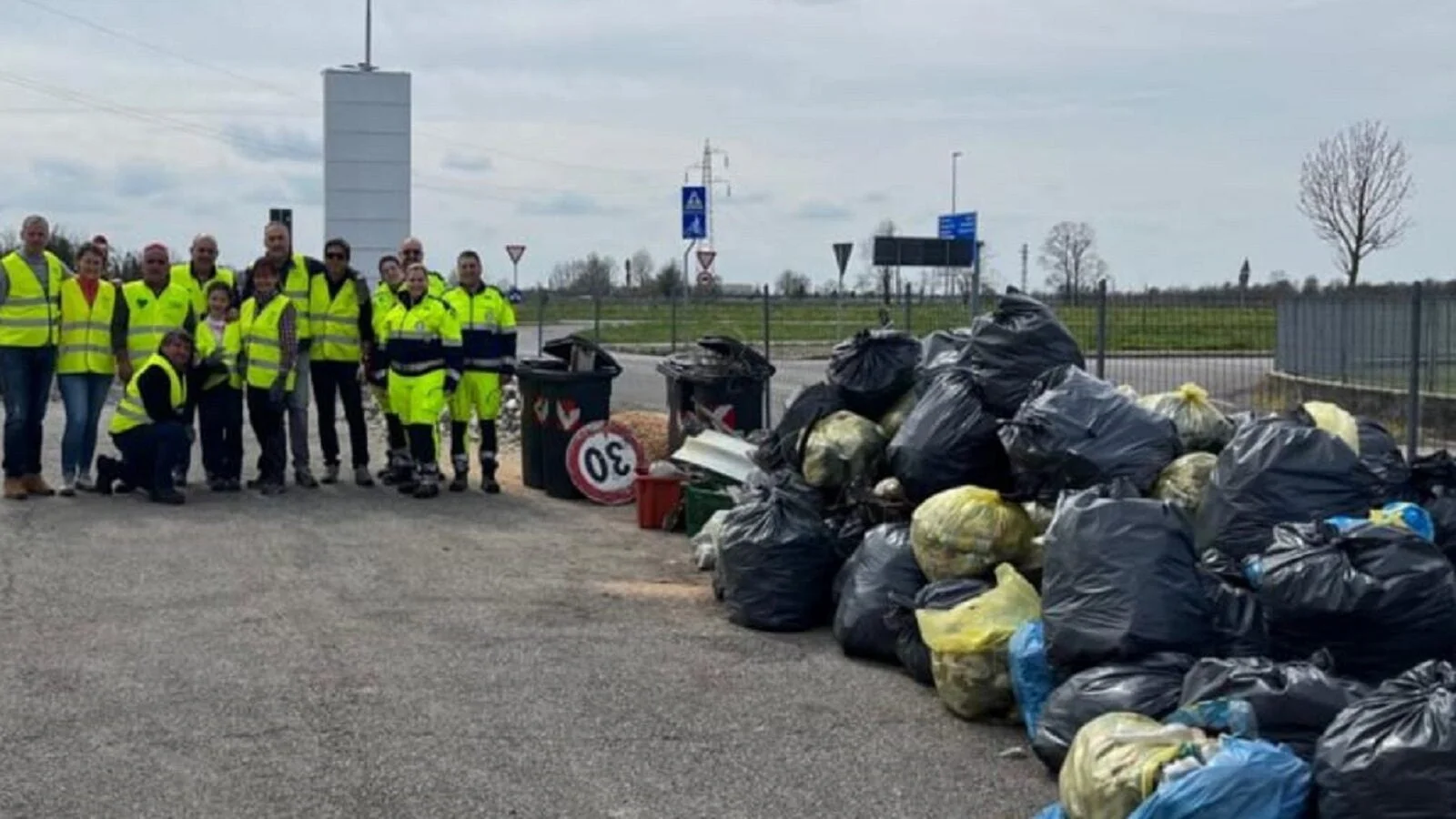 I volontari hanno raccolto i rifiuti lungo le strade del paese