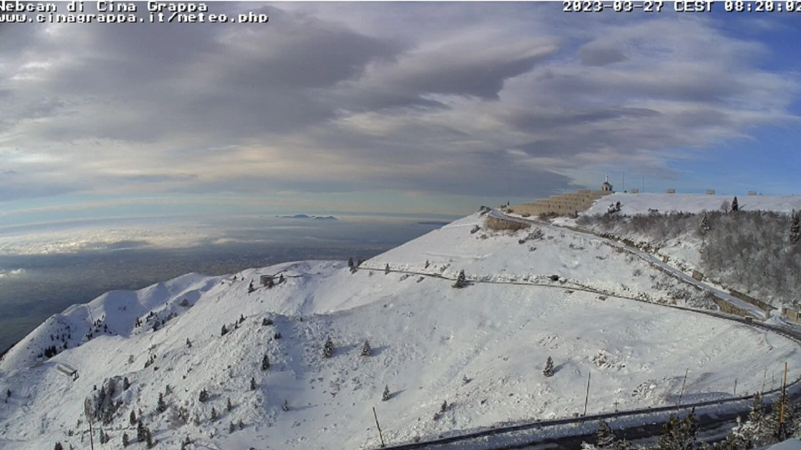 Cima Grappa immersa nella neve