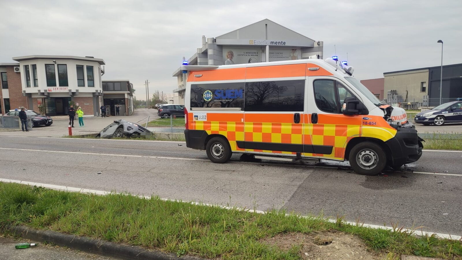 Scontro tra ambulanza e Land Rover a Castello di Godego