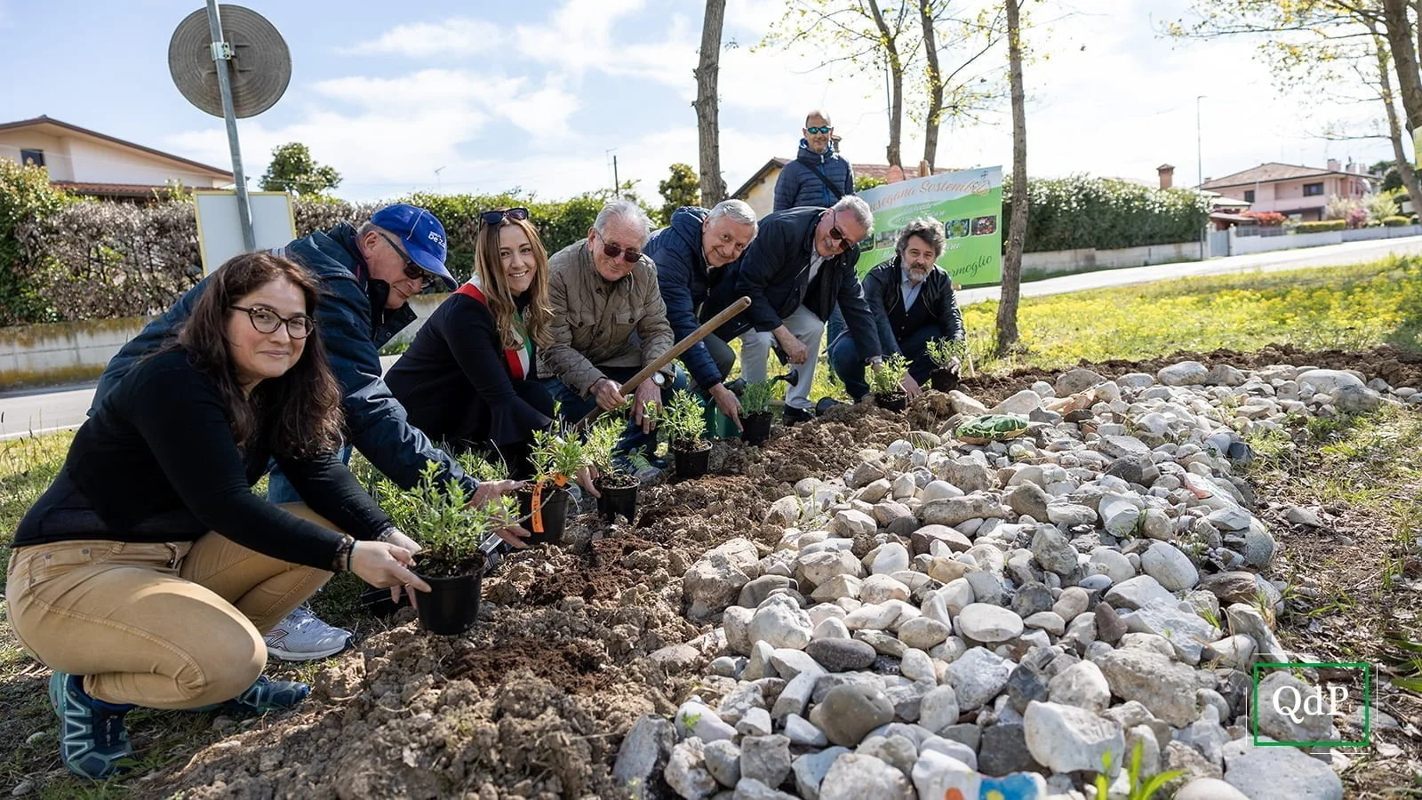 Ospiti del Ceod e alunni delle scuole piantano fiori e puliscono gli argini del Piave