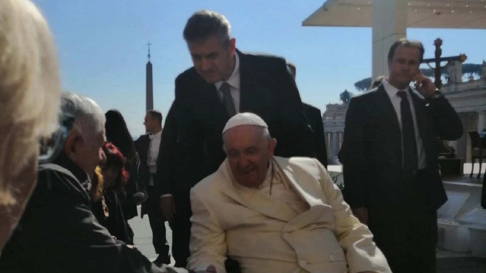 Delegazione di Canale d’Agordo in prima fila all’udienza generale stringe la mano a Papa Francesco