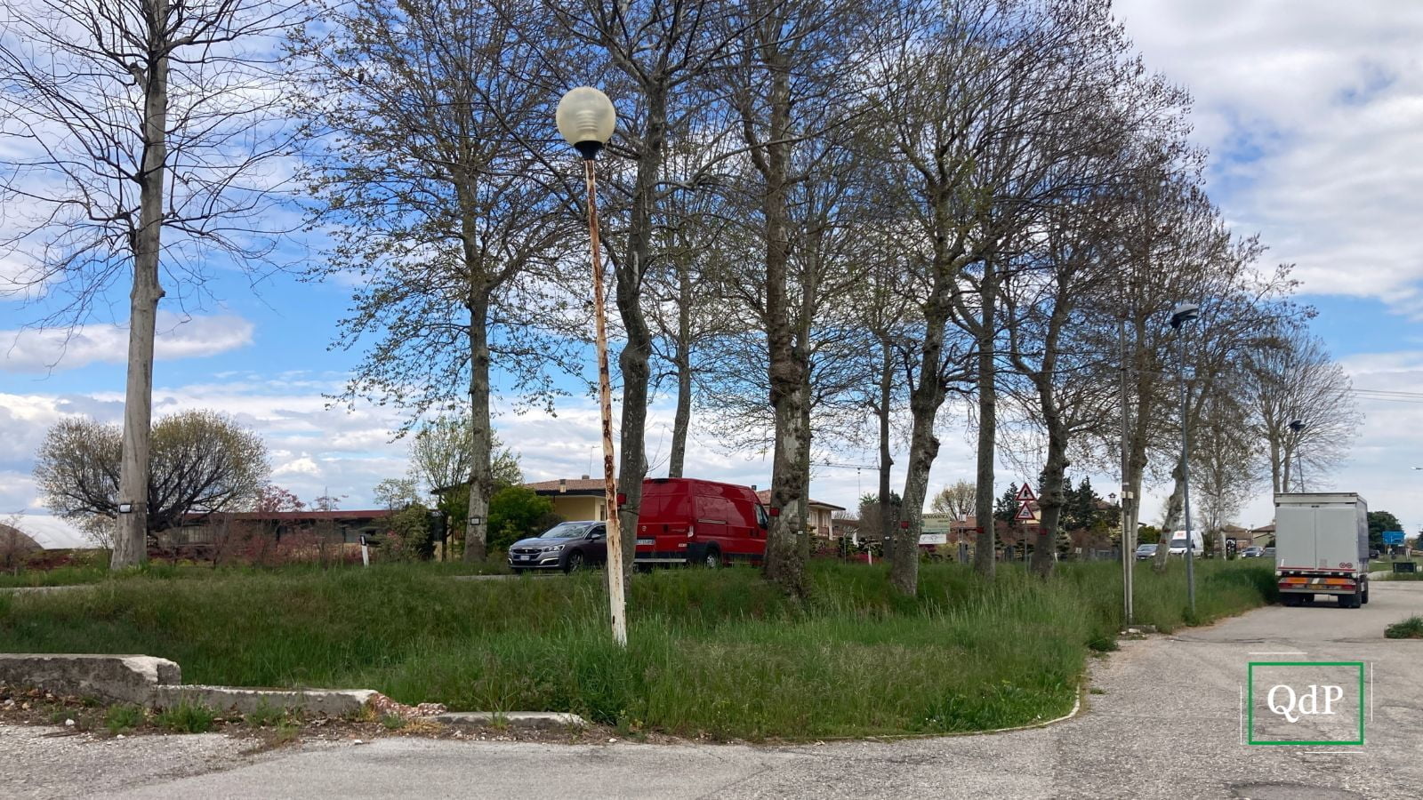 Il piazzale adiacente alla SP 248 Schiavonesca Marosticana