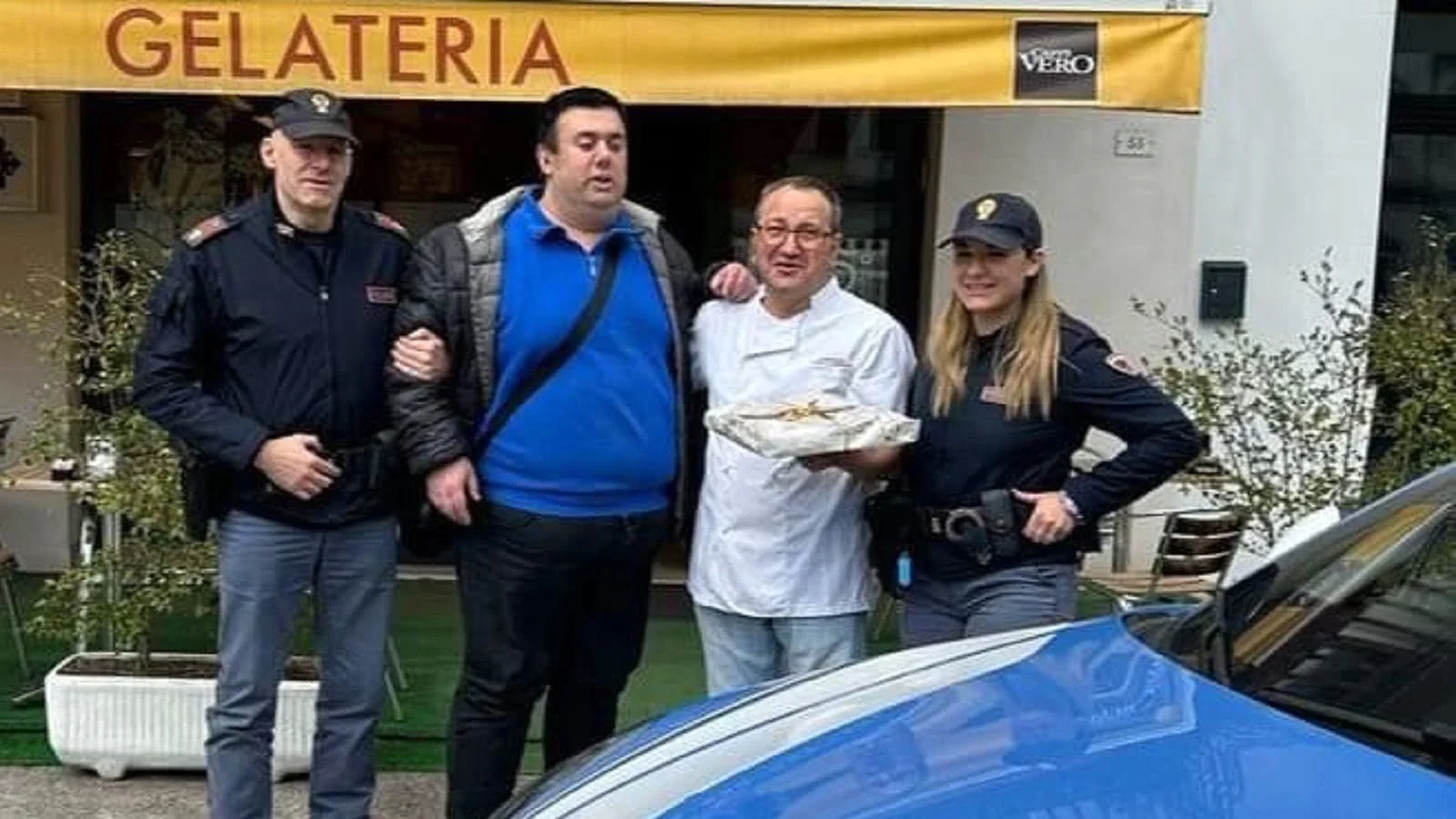 Ipovedente non riesce a raggiungere la pasticceria: i poliziotti lo aiutano