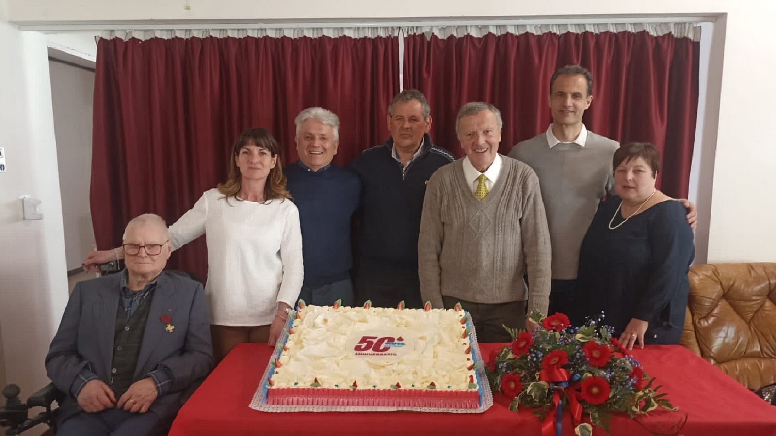 Da sinistra a destra Giustino Stramare presidente onorario, Livia Longo segretario, Diego Longo vice presidente, Mirco Lanzi consigliere, Claudio Miotto consigliere, Alessandro Buratto presidente e Giuseppina Stramare tesoriere