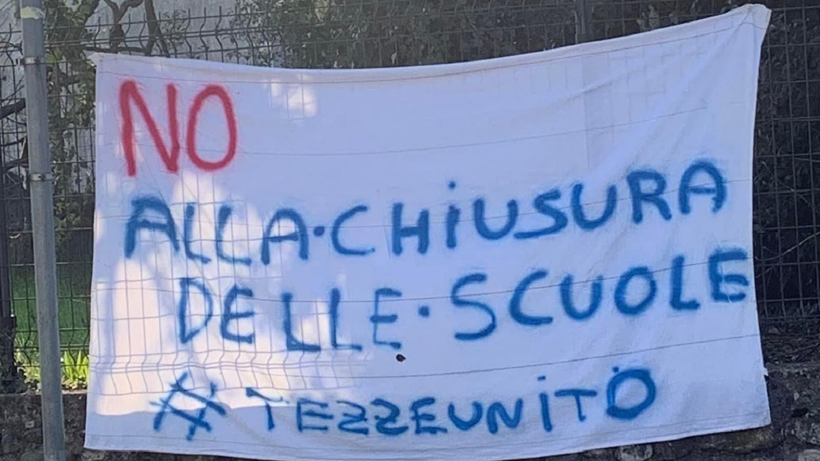 Striscioni lungo le vie del Comune contro la chiusura delle scuole