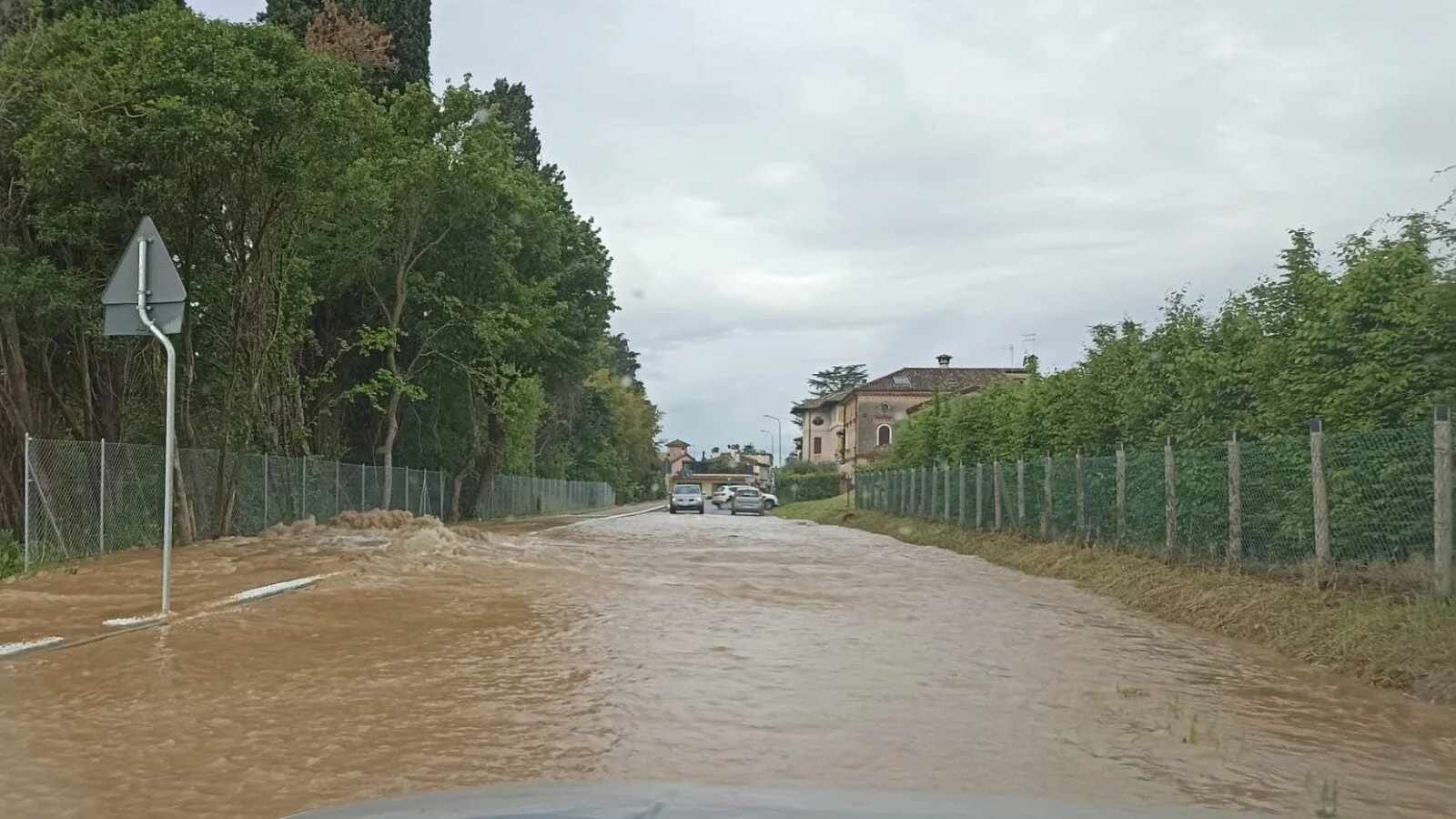 Si rompe una tubatura, allagato un tratto di via Palladio