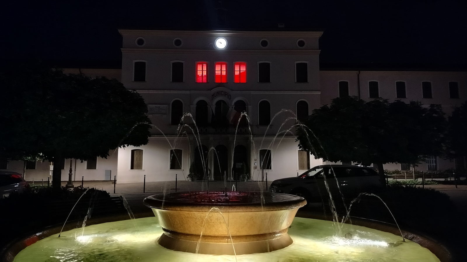 Il municipio di Pieve di Soligo illuminato di rosso