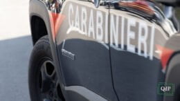 Rapina con un coltello fuori dal locale notturno: ventenne arrestato e condotto in carcere