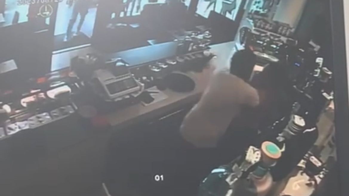 Cornuda Aggredisce La Barista Del Dam Bar Bloccato Dai Clienti