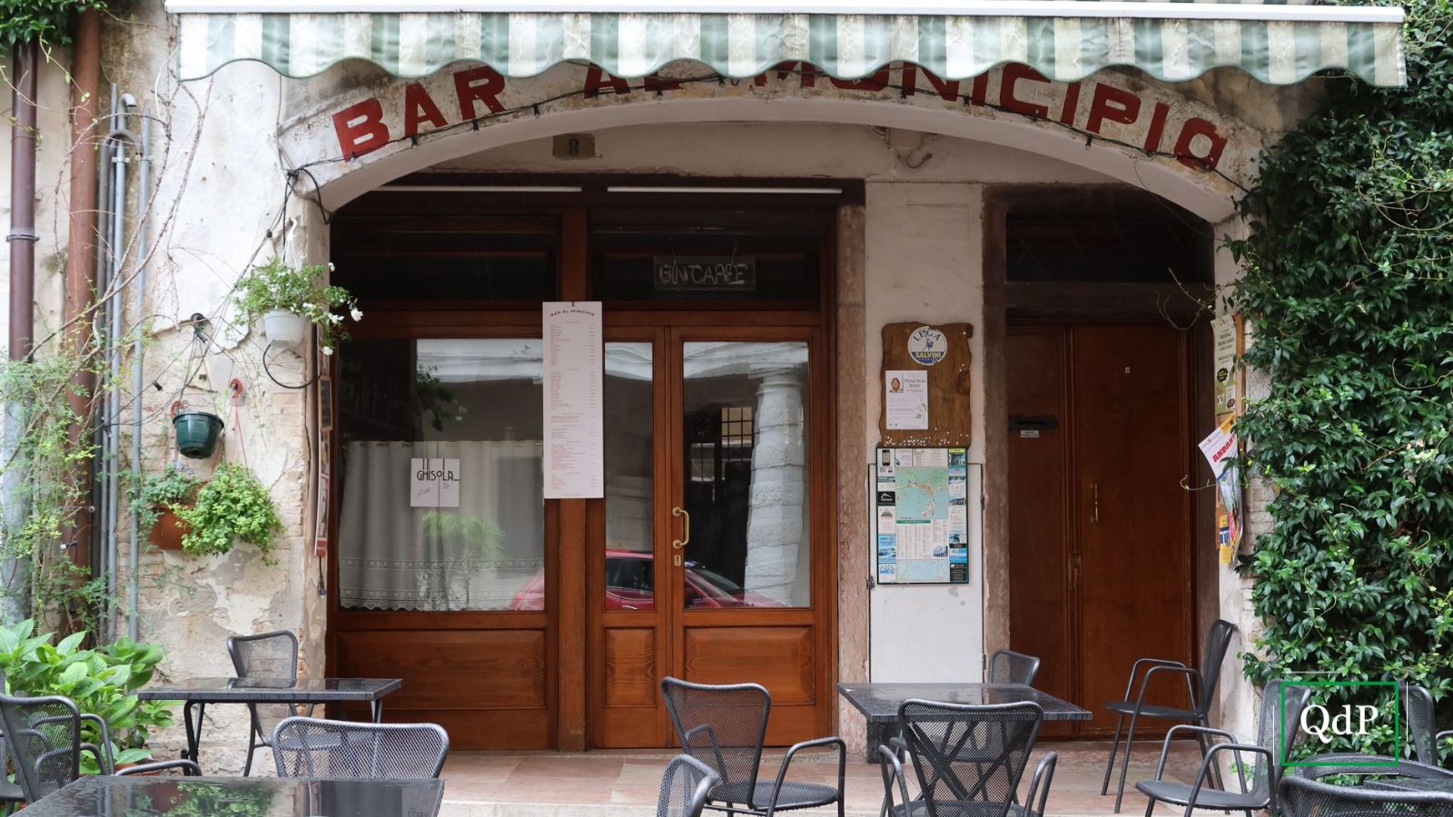 Pugni insulti e spintoni alla titolare del bar Al Municipio di