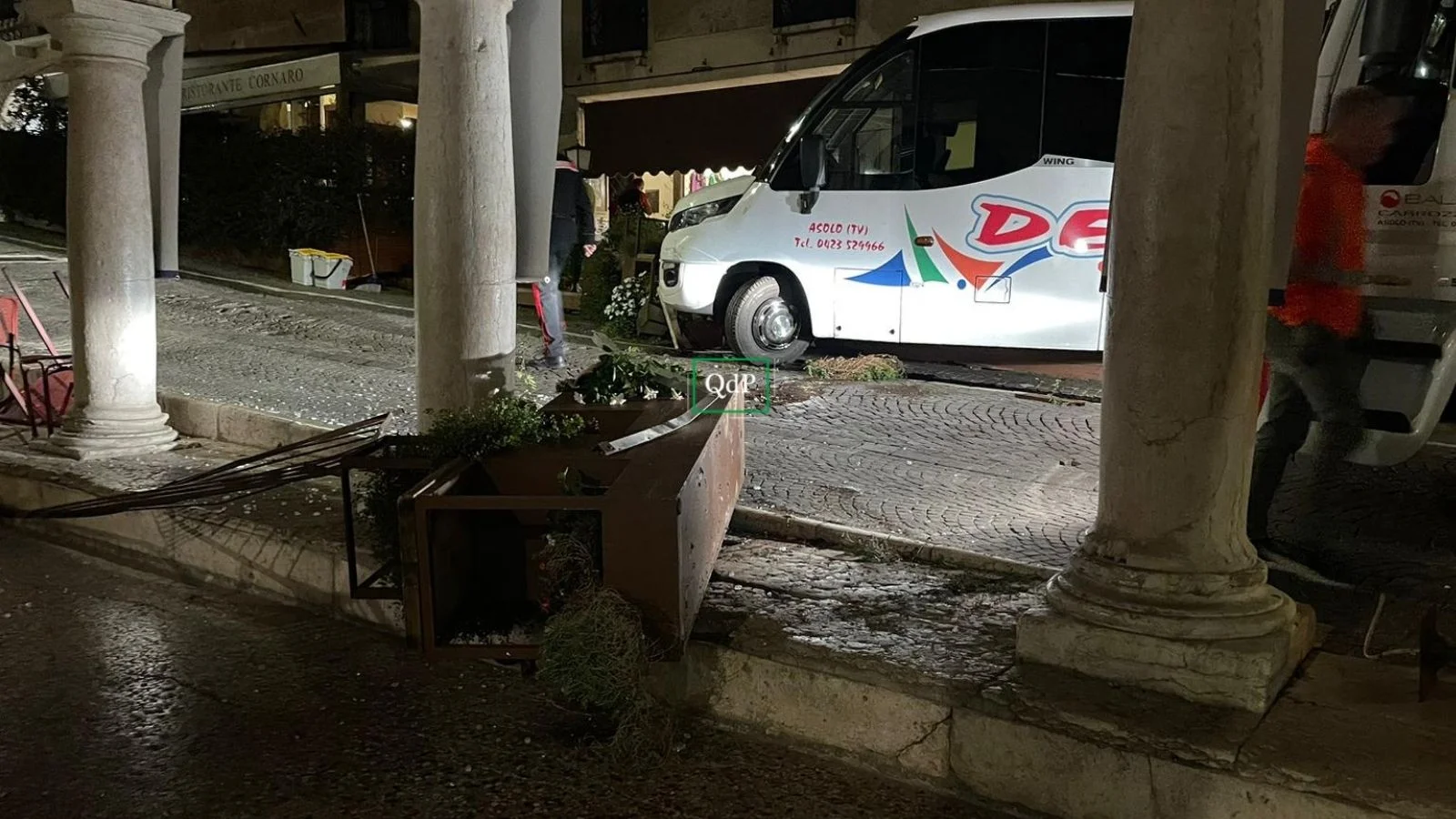 Tragedia sfiorata in centro ad Asolo bus invade il plateatico di