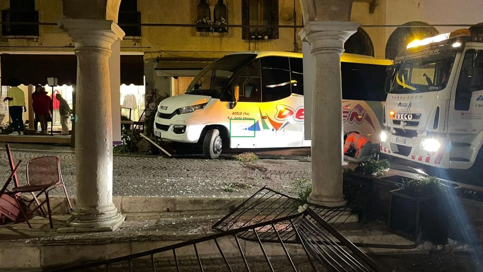 Tragedia sfiorata in centro ad Asolo bus invade il plateatico di