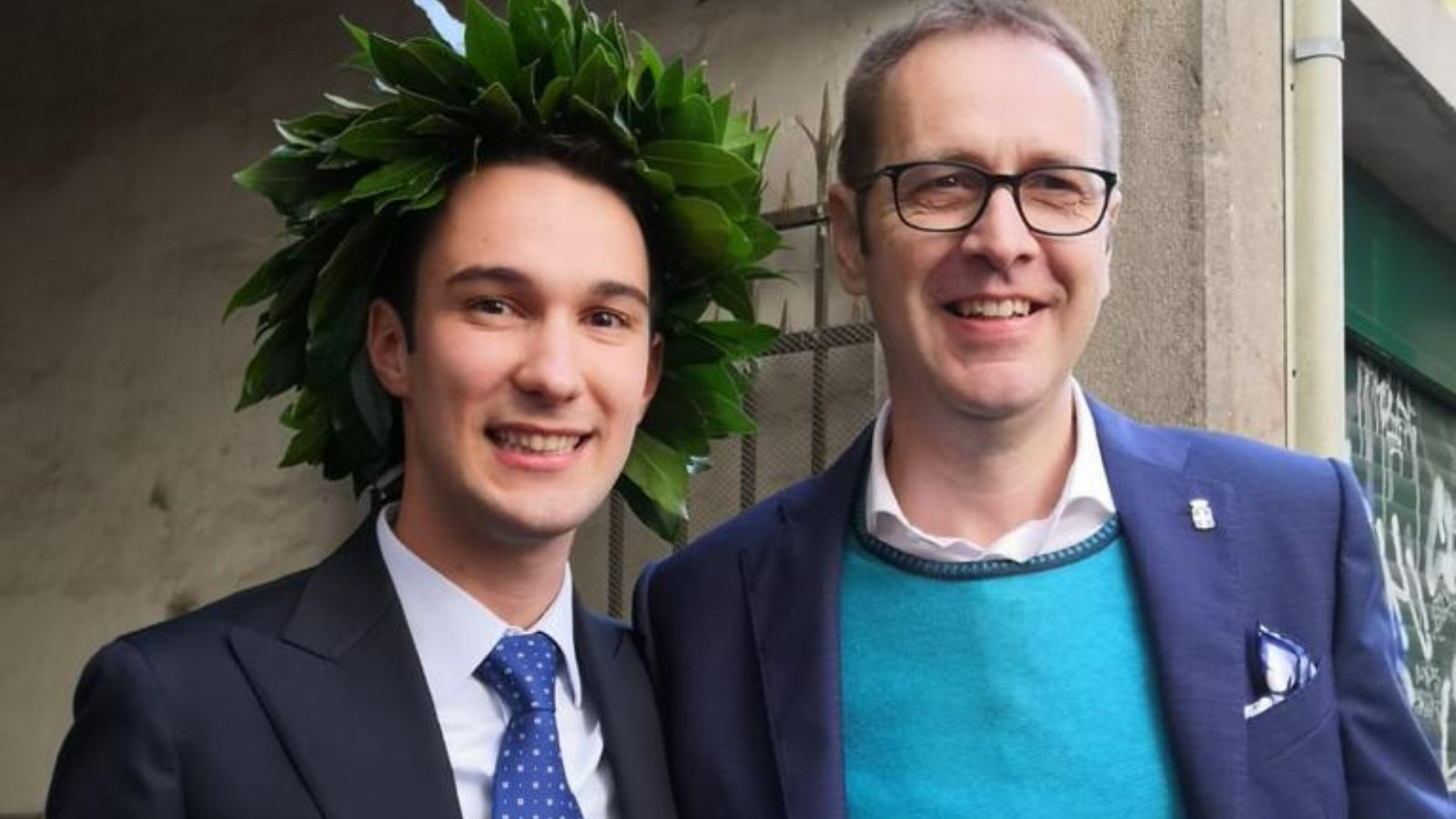 Matteo Zucol assieme al sindaco Fabio Chies durante la festa di laurea