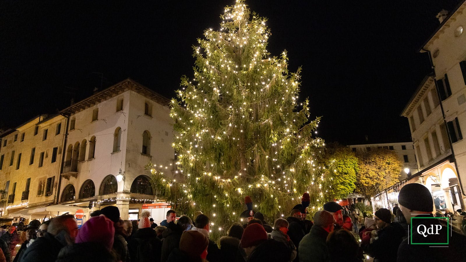 Nel borgo di Asolo si riaccende il Natale scambio di regali anche