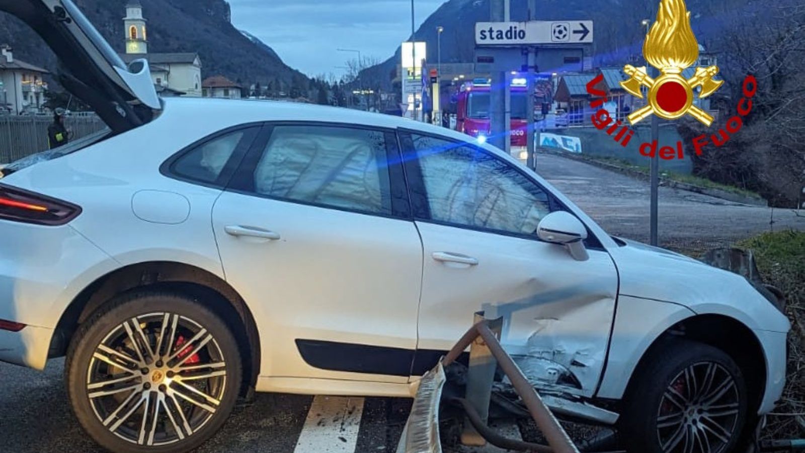 L'auto finita fuoristrada a Longarone