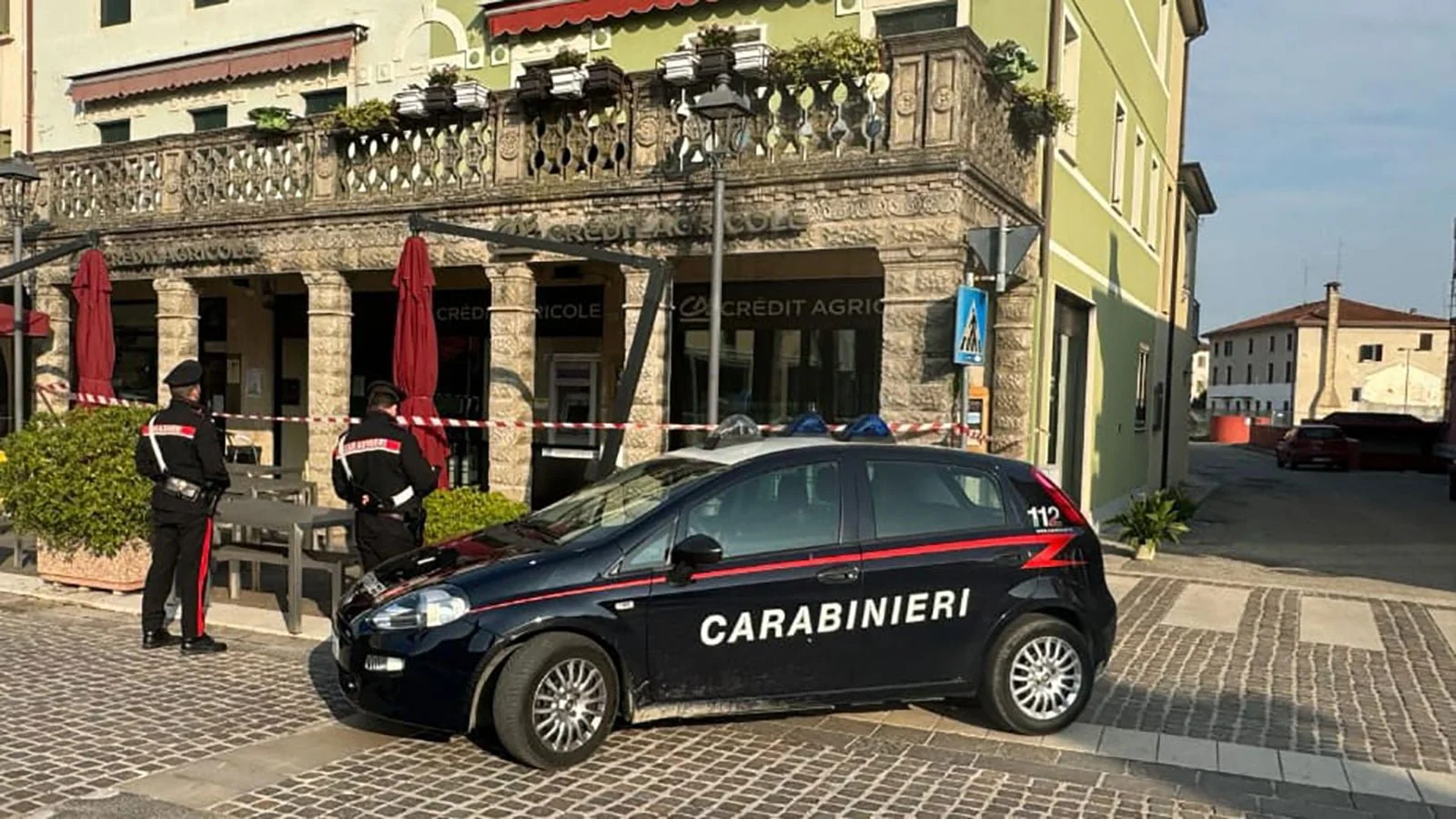La pattuglia dei Carabinieri all'esterno dello sportello bancomat in piazza Umberto I