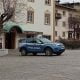 Un'auto della Polizia in un Corso Italia semideserto oggi a Cortina d'Ampezzo
