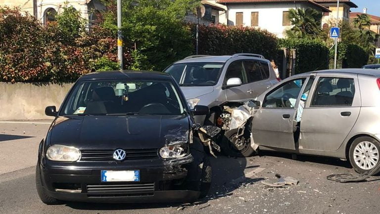 Incidente nel pomeriggio in via Roma