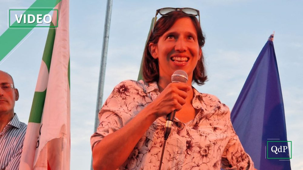 Elly Schlein sul palco della Festa democratica