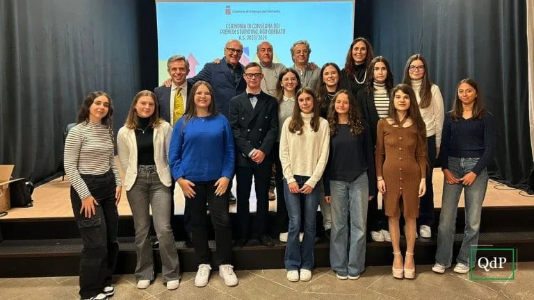 Foto di gruppo con gli studenti premiati, l'amministrazione comunale e gli ospiti della cerimonia