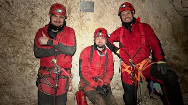 Da sinistra Alessandro Ruggeri , Leonardo Battistuzzi e Sebastian Bellet del gruppo speleologico Vittorio Veneto