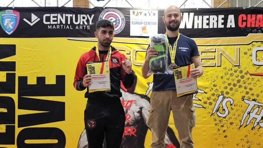 A destra Antonio Mele, campione europeo di kickboxing